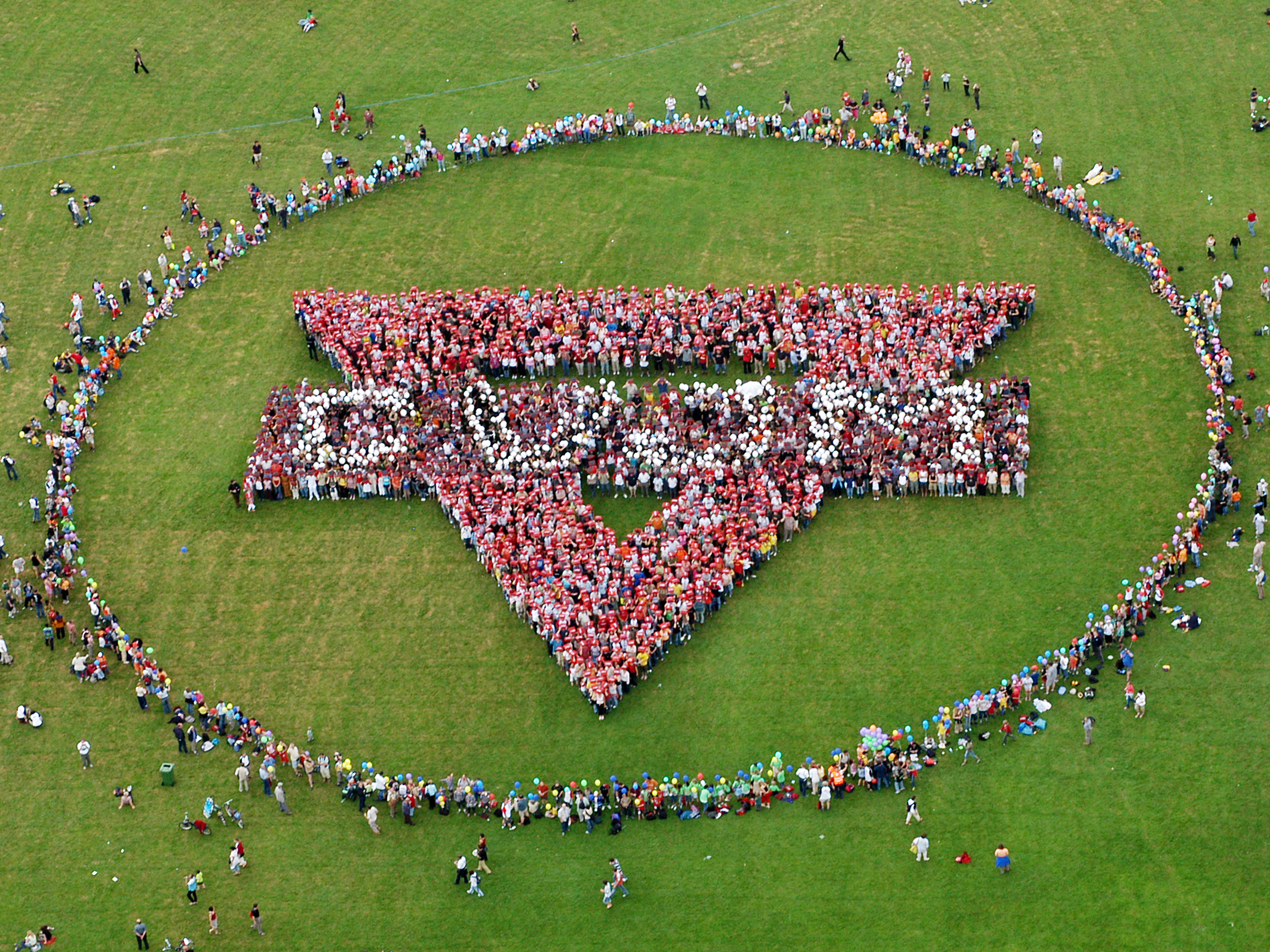 Lebendiges CVJM-Dreieck aus Menschen gebildet